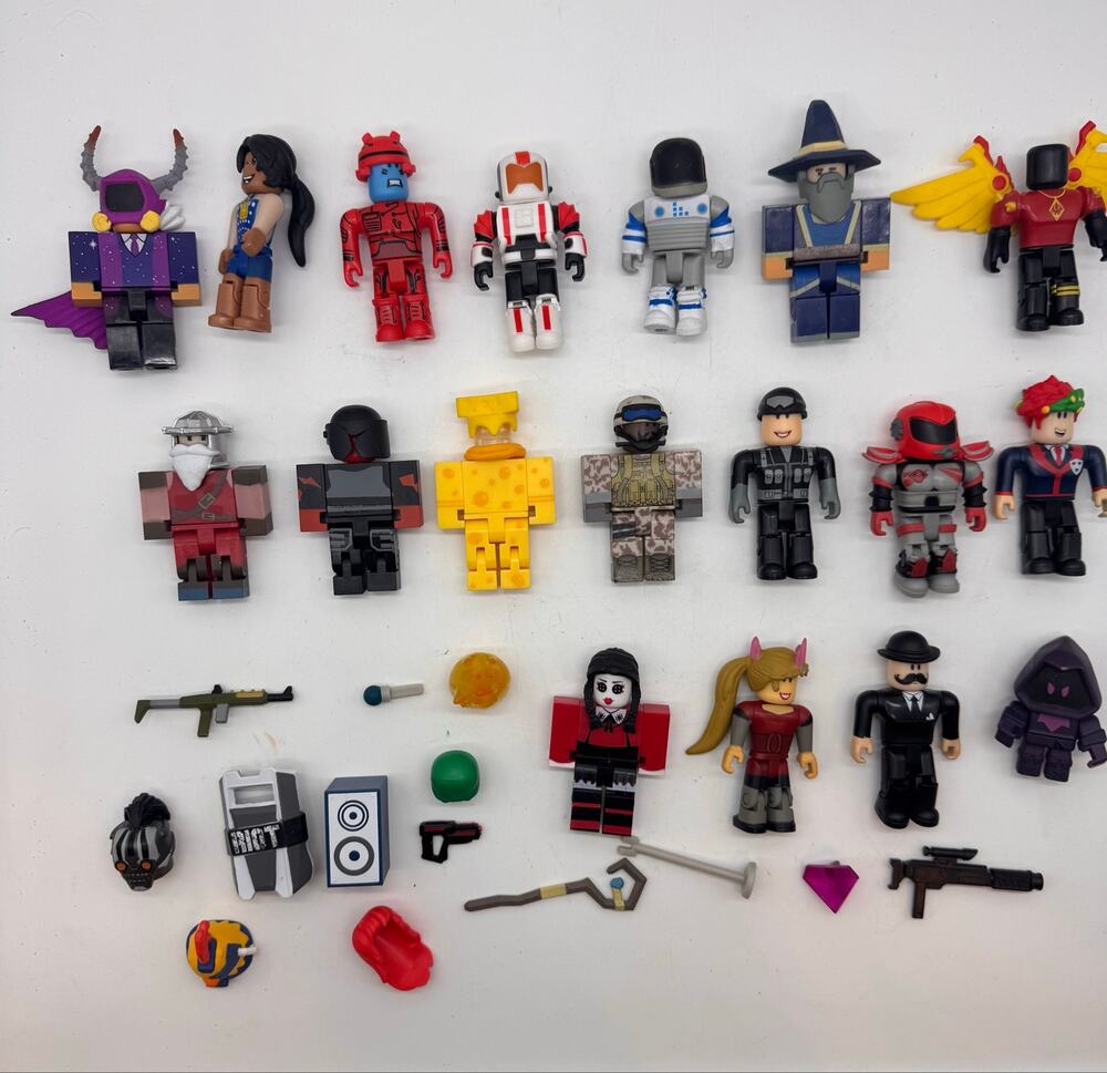 Roblox action figures & accessories lot